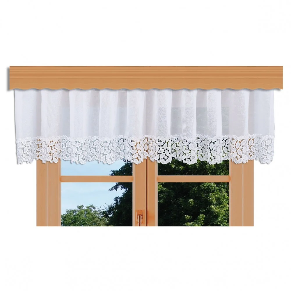 Querbehang Carmelita mit Plauener Stickerei weiß am Fenster dekoriert