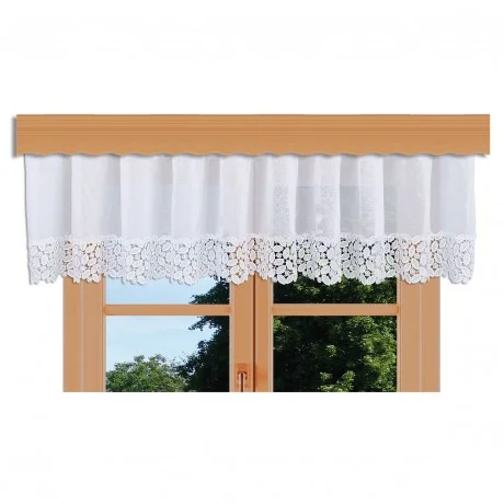 Querbehang Carmelita mit Plauener Stickerei weiß am Fenster dekoriert