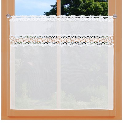 Scheibenhänger Carmelita mit Plauener Spitze weiß am Fenster dekoriert
