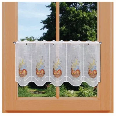 Ein Fenster, geschmückt mit einer kurzen, weißen Stickmuster-Scheibengardine mit bunten Stickereien von Obstkörben. Die Kollektion-Gardine hat eine gewellte Unterkante und lässt Licht herein, sodass draußen ein üppiger, grüner Garten mit Bäumen zu sehen ist. Die Gardine ist an einer hellen Holzstange aufgehängt.