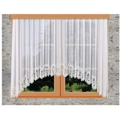 Spitzenstore Safira mit C Bogen an einem Fenster