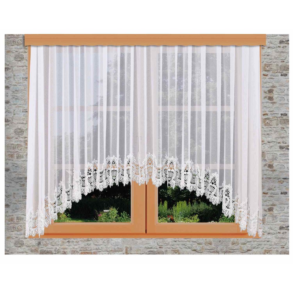 Spitzenstore Safira mit C Bogen an einem Fenster