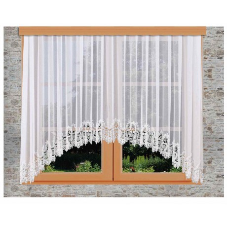 Spitzenstore Safira mit C Bogen an einem Fenster