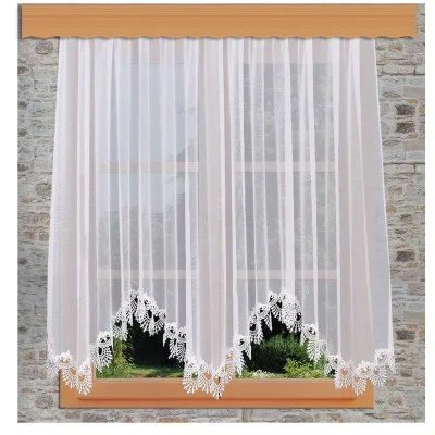 Wellenbogenstore Nastja an einem Fenster