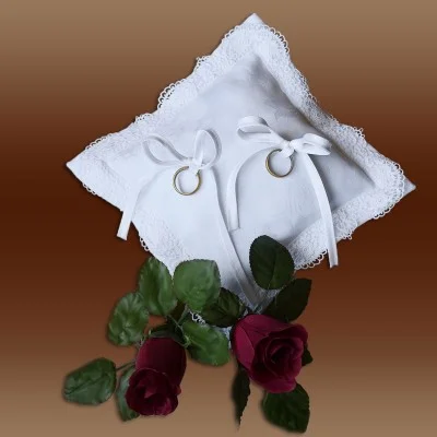 Ringkissen Traumzeit weiß quadratisch mit Ringen und Deko