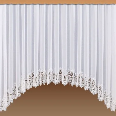 Edler Spitzen-Store Safira weiß mit C Bogen vor einem Hintergrund