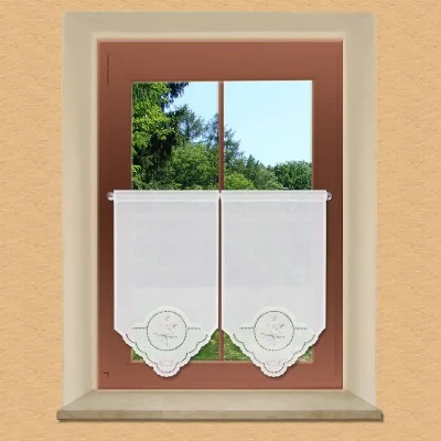 Landhausgardine Strauß in Pastell zarte Lochstickerei 2 Stück am Fenster