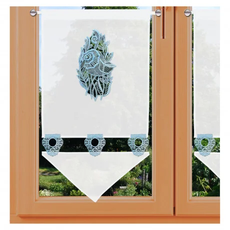 Ein Fenster mit Holzrahmen und einem Vorhang mit einem maritimen Muschelmuster aus Plauener Spitze in der Mitte. Der Vorhang hat unten einen dreieckigen Schnitt und ist am unteren Rand mit kreisförmigen Mustern verziert, die den Blick auf einen grünen Garten draußen freigeben.