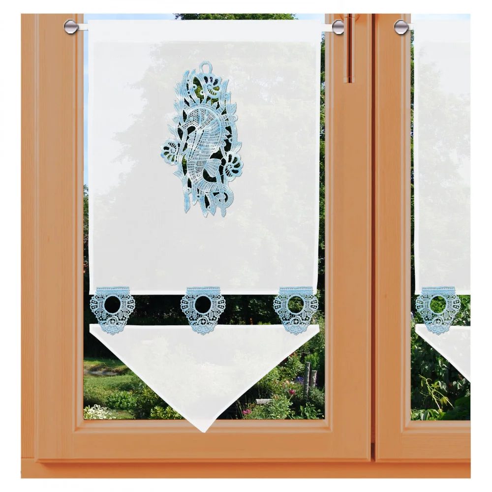 Ein Fenster mit Holzrahmen und weißen Spitzenvorhängen mit aufwendiger blauer Stickerei - Seepferdchen aus Plauener Spitze. Die Vorhänge haben eine rautenförmige untere Borte und werden von oberen an einer Gardinenstangen gehalten, wodurch ein klassischer Look entsteht, der an einen maritimen Scheibenhänger erinnert. Der Blick nach draußen umfas