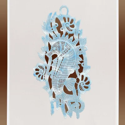 Maritimer Scheibenhänger Ornella - Seepferdchen mit Spitzeneinsatz Detailansicht