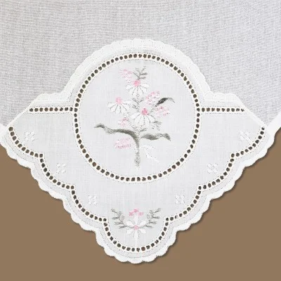 Landhausgardine Strauß in Pastell zarte Lochstickerei Detail Muster