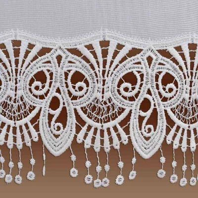 Scheibengardine Nala mit Perlenschnur-Fransen aus Plauener Spitze weiß Detailansicht