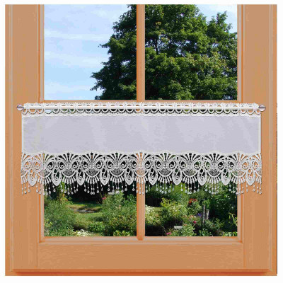 Scheibengardine Nala 30 cm hoch mit Perlenschnur-Fransen aus Plauener Spitze weiß am Fenster