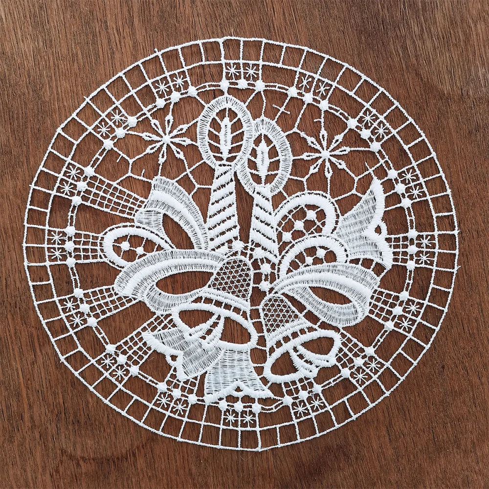 Dekorino Adventskerze mit Glocken Plauener Spitze