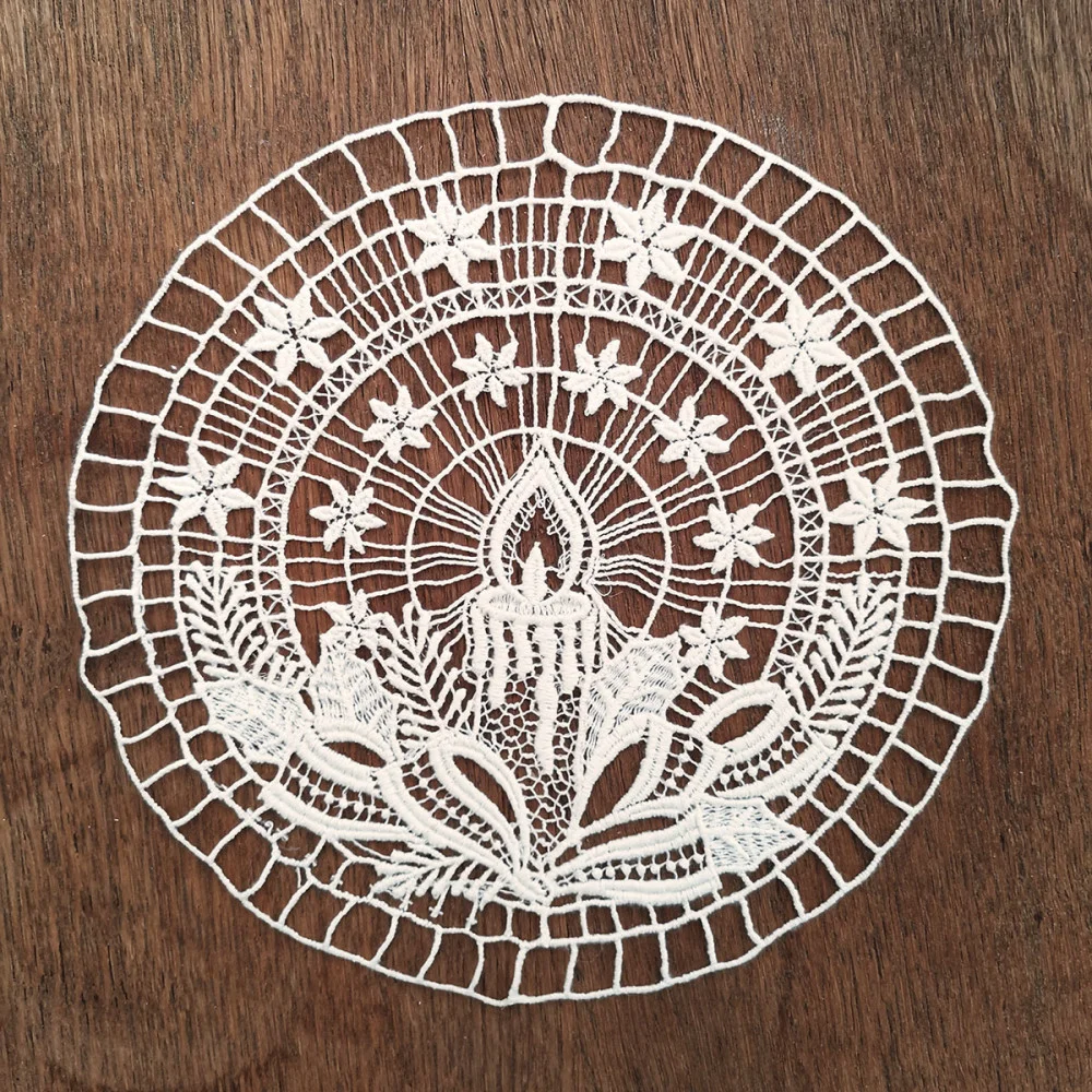 Dekorino Kerze mit Sternen Plauener Spitze