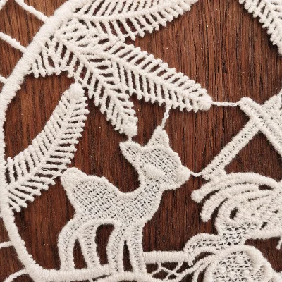 Deckchen Reh mit Futterkrippe Plauener Spitze Detailbild