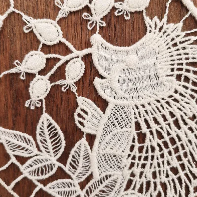 Deckchen Igel mit Hagebutten Plauener Spitze Detailbild