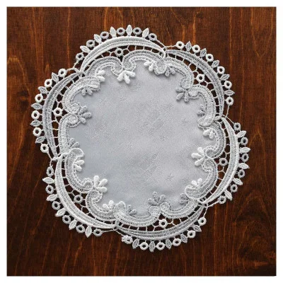 kleines Deckchen Silberglanz auf dem Tisch