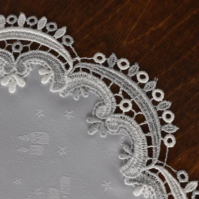 Plauener-Spitzendeckchen Silberglanz Detailbild Stickerei