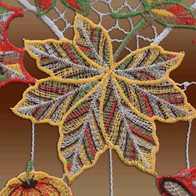 Feenhaus-Spitzengardine Herbstlaub mit Vogel Detailansicht