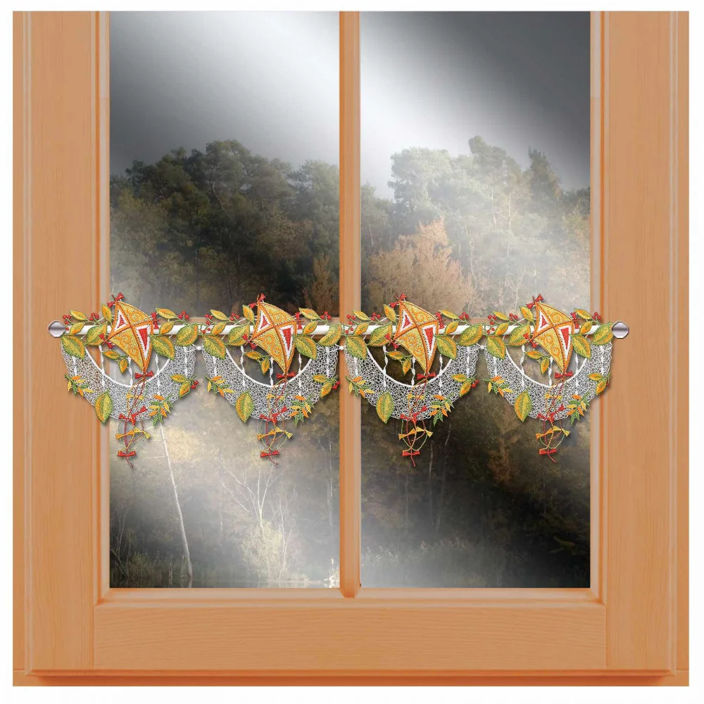 Feenhausgardine Drachen im Herbstwind am Fenster im Herbst