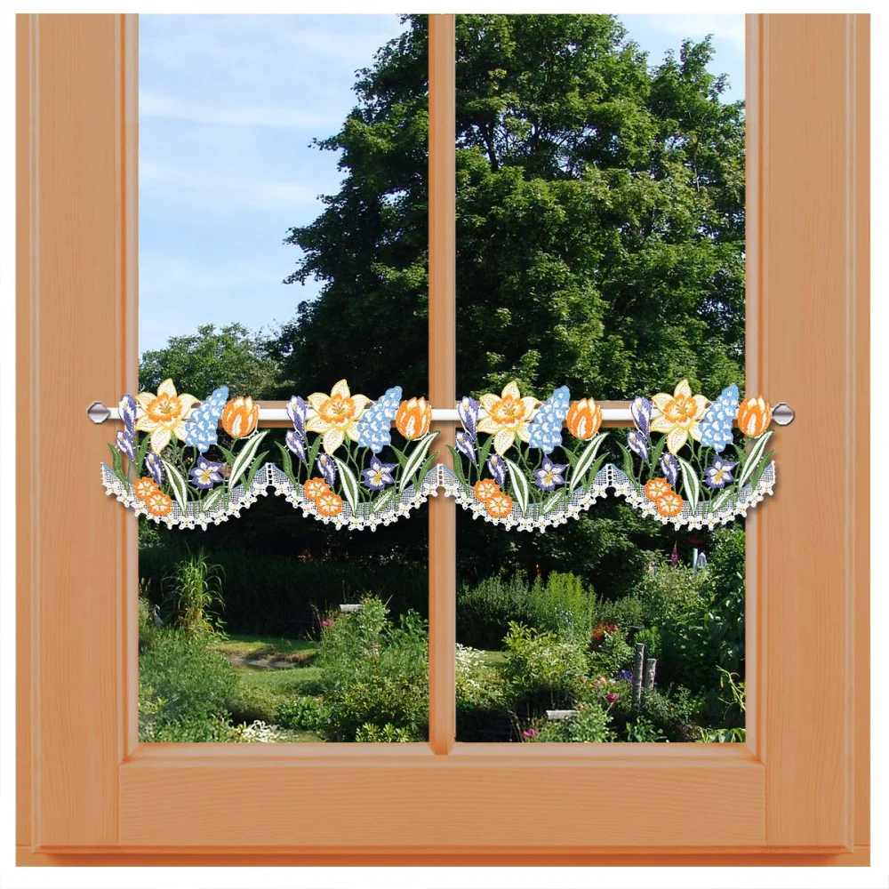 Scheibengardine Frühlingswiese am Fenster dekoriert