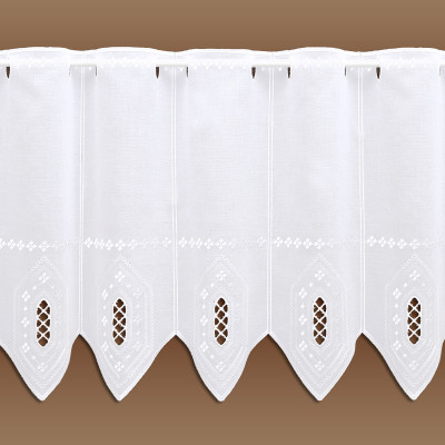 Kurzgardine Matilda 45 cm hoch Plauener Spitze Feenhaus-Gardine mit Lochstickerei vor Hintergrund