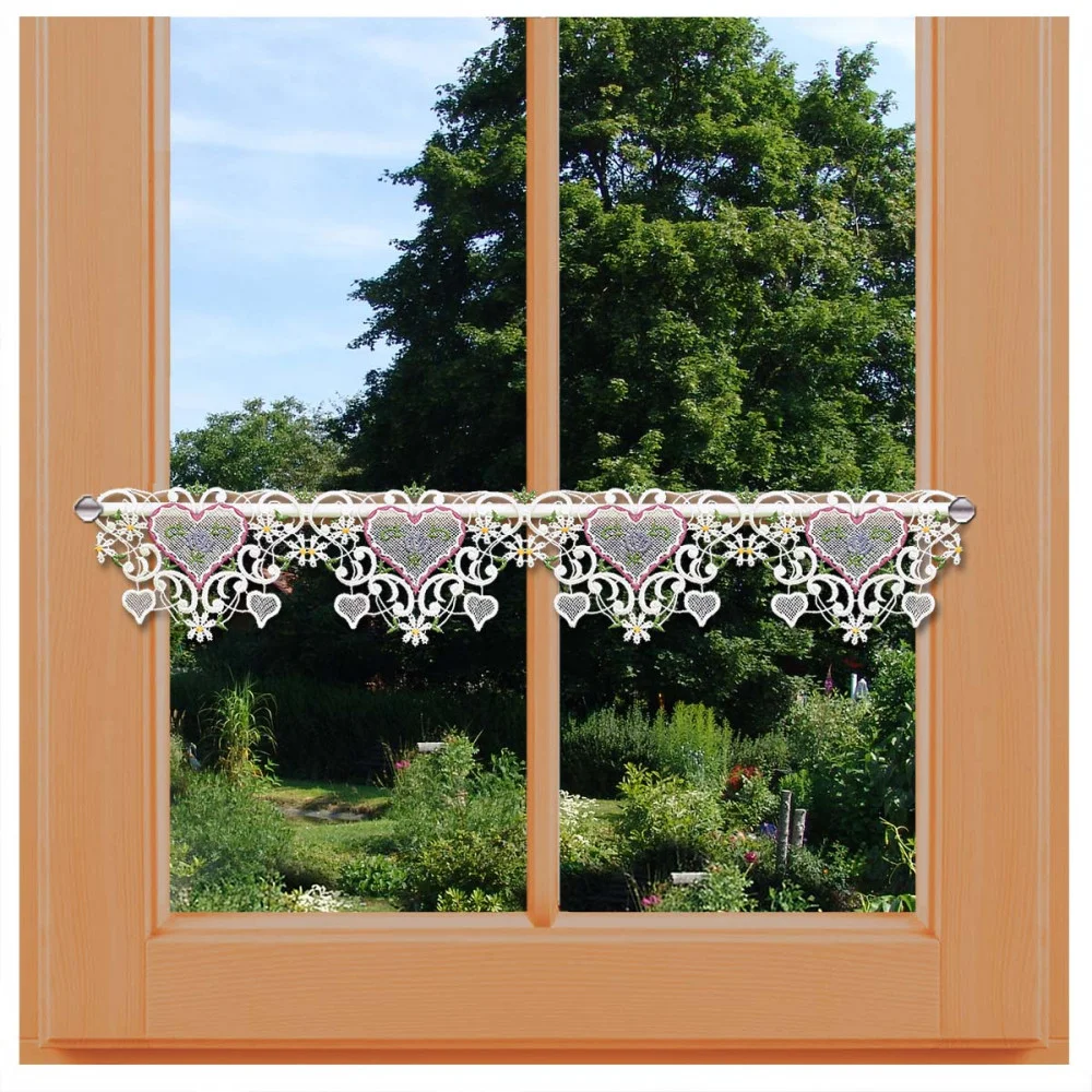 Feenhaus-Spitzengardine Astrid am Fenster dekoriert