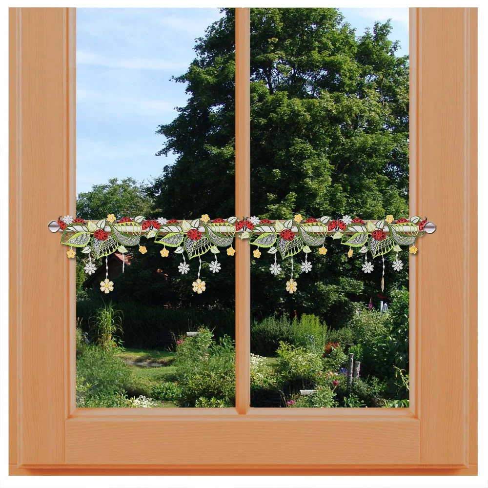 Feenhaus-Spitzengardine Glückskäfer am Fenster dekoriert