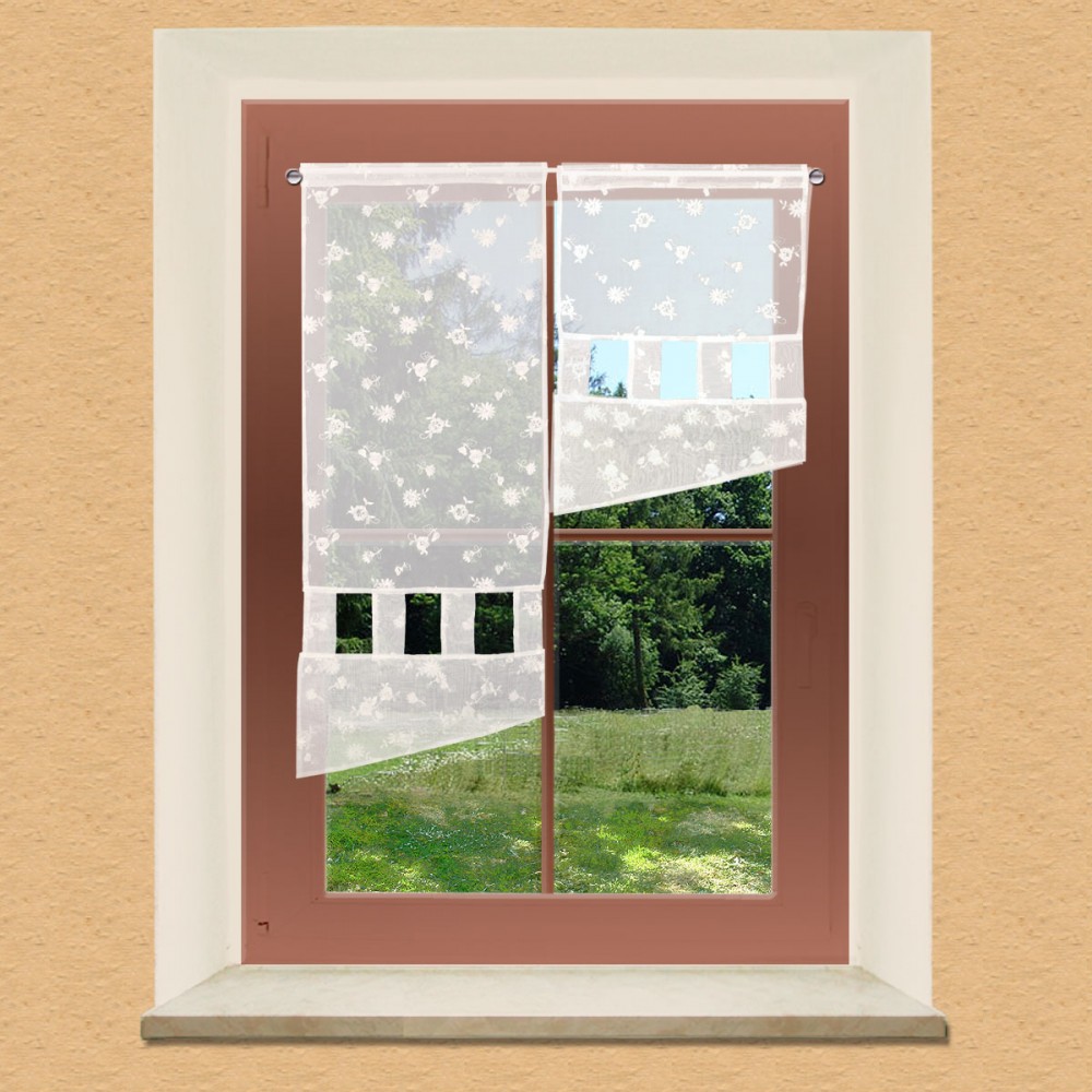 Flächengardine Jolina mit zarter Stickerei am Fenster