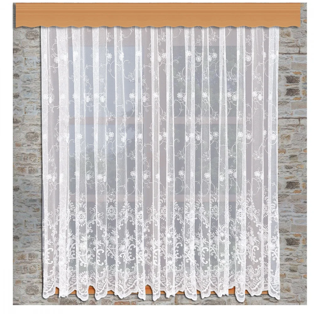 Florentiner Tüllstore Dorothea am Fenster dekoriert