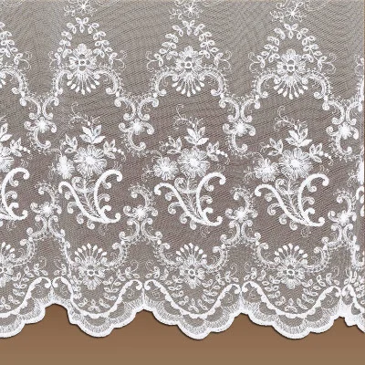 Store Dorothea mit Fondstickerei und bordürenartigem Sockel Detail