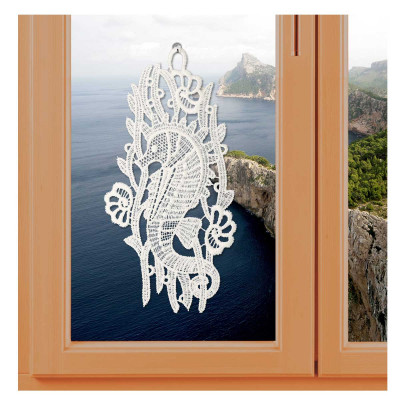 Fensterbild Seepferdchen aus Echter Plauener Spitze natur dekoriert im Fenster