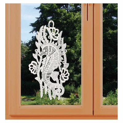 Fensterbild Seepferdchen aus Echter Plauener Spitze natur dekoriert im Fenster Sommer