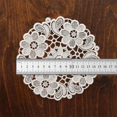 Kleines Spitzendeckchen Annegret aus Plauener Stickerei