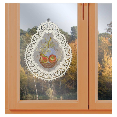 Spitzenbild mit Obstkorb am Fenster dekoriert