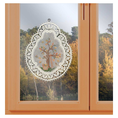 Spitzenbild mit Herbstbaum am Fenster dekoriert