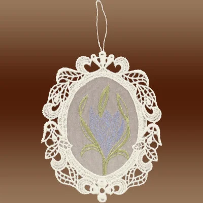 Gestickter Krokus auf Oganza im Spitzenrahmen