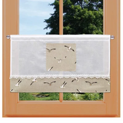 Ein Fenster mit Holzrahmen und einer kurzen Gardinenbahn. Der Vorhang hat einen weißen oberen Teil mit Spitzenbesatz und einen beigen unteren Teil, der mit einem Möwenmuster verziert ist. Außerhalb des Fensters sind ein grüner, belaubter Baum und ein blauer Himmel zu sehen.
