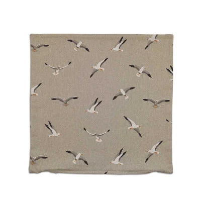 Eine quadratische, beigefarbene Kissenhülle mit einem sich wiederholenden Muster aus weißen und grauen Möwen, die jeweils mit ausgebreiteten Flügeln und orangefarbenen Schnäbeln dargestellt sind und über den Stoff verteilt sind. Die Kissenhülle ist auf einem schlichten weißen Hintergrund platziert