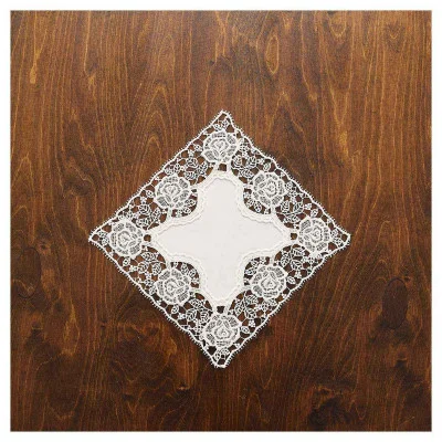 Kleines Spitzendeckchen Rena mit Rosen aus Plauener Stickerei