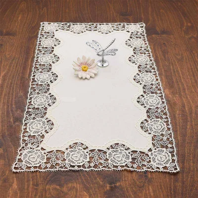 Beispielbild Tischläufer Rena dekoriert auf dem Tisch