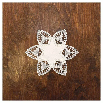 Kleines Sternendeckchen Viola mit Ornamenten aus Plauener Stickerei