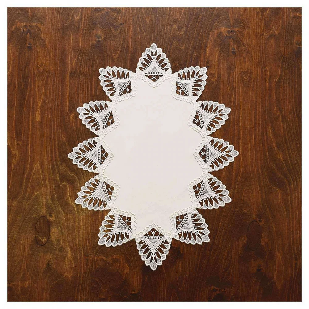 Kleines Deckchen Viola mit Ornamenten aus Plauener Stickerei