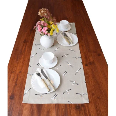 Stoff-Tischdecke Ilma mit kleinen Möwen am Frühstückstisch