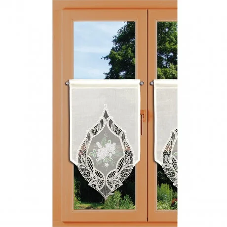 Landhaus-Scheibenhänger Weiß-Grün am Fenster dekoriert