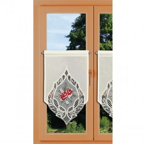 Landhaus-Scheibenhänger Rot-Grün am Fenster dekoriert