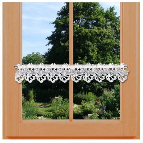 Feenhaus-Spitzengardine Mia am Fenster dekoriert