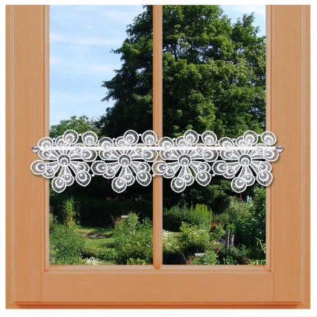 Feenhaus-Spitzengardine Dilara am Fenster dekoriert