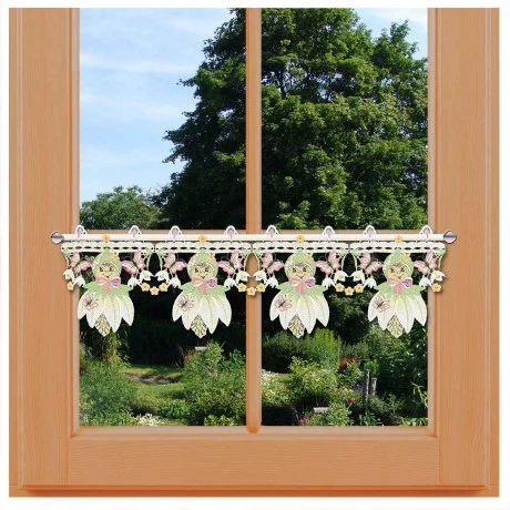 Feenhaus-Spitzengardine Lilly Blumenkinder am Fenster dekoriert